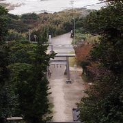 急な階段をのぼると、東京湾の絶景