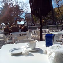 テラス席のある店も。