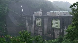 奥には塩原ダムもありました