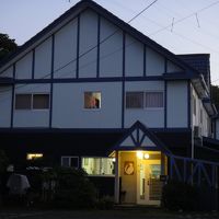 新しくてきれいな建物。2階建て。