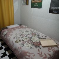 狭いが清潔なシングル。湯沸かしポットもあった。