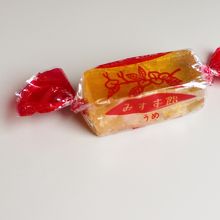 帰りの新幹線車内で食べたみすず飴。色が綺麗です。