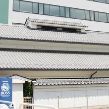 横から見た記念館