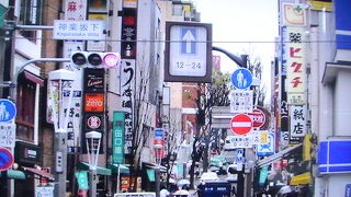 緩やかな坂道の両側には、江戸時代から続く老舗の店舗や料亭などがあり、都心でゆったりと散策が楽しめます