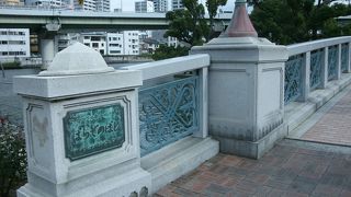 アーチ形の小さな石橋