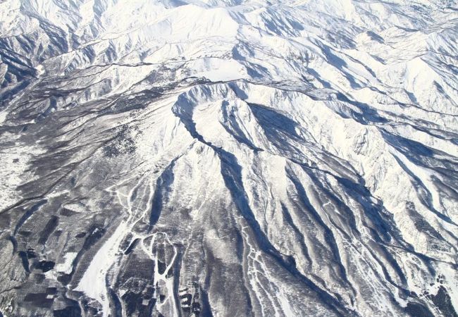 画廊池の平雪の道と妙高山 旨く