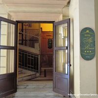 駐車場からはこちらのドアから入れます。