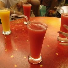 いちご柄のテーブル