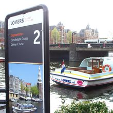 チケット売り場は運河の側です。でも乗船は橋を渡った所です。