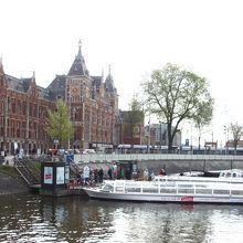 橋渡って中央駅の前に向かいました。