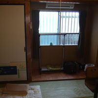 和室。障子で鍵はありませんが、金庫あり