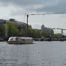 マヘレのはね橋はちょっと遠くにあります。