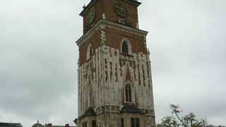 中央広場にそびえる塔