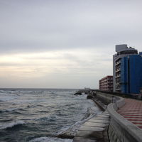 ホテル前、海岸沿いの遊歩道