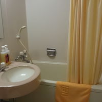 部屋にはバストイレ付