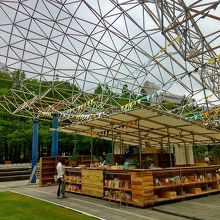 本棚に囲まれたカフェスタンド