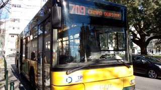 街中を走る黄色のバス