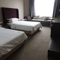 ツイン。窓際にはソファー（備え付けのものなので硬いですが）。