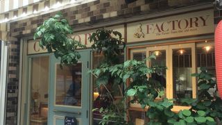 人気カフェの系列パン屋