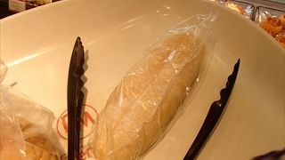 コンビーノフレンツです。このパン、低温でソフトに焼き上げたホワイトロールに口どけのよいクリームをサンドしています。