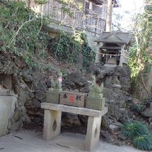 富士見稲荷。周りの溶岩は富士山から運んだ？