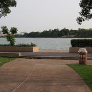 ほとんど池の細長い公園
