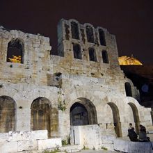 夜のライトアップされた音楽堂