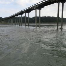 橋桁歪んでます