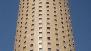 大阪駅近く、懐かしい茶色の高層ビル