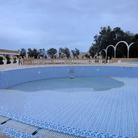 巨大なプール、冬なので水は抜かれている