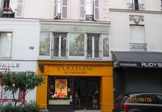 15区、ラモットピケドグルネル駅からのびる活気ある通り