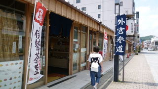 ご当地の有名店がならんでいます！