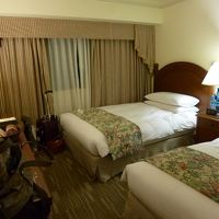 部屋は狭めだけど、それぞれスーツケースを広げられるし、ベッド