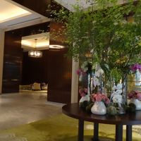 ロビー、左手が正面入り口