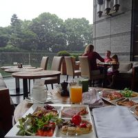 朝食はテラスで