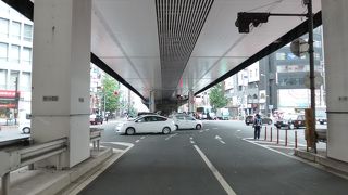 六本木交差点から勾配が始まります