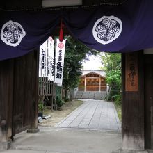 入口・・・縁結びパワーを感じます