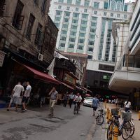 街からホテルを見上げる。