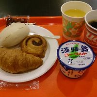 無料の朝食は至って普通です。