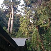 ひっそりとたたずむ山間の神社