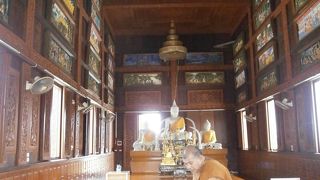 チ−ク材天井の見事な寺院