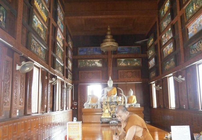 チ−ク材天井の見事な寺院