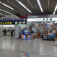 駅構内　売店