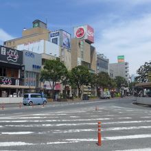 駅前の通り風景