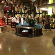 広々とした店内