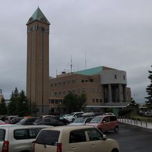 役場の建物から独立している四季の塔