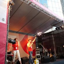 ステージでは演奏もある