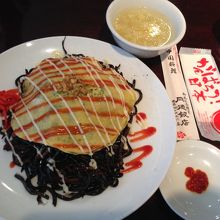 ブラック焼きそばにはスープとちょいがけ豆板醤が付きます