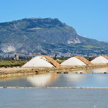 塩田の向こうに見えるのは天空の街エリチェです。