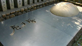 シンプルな碑です